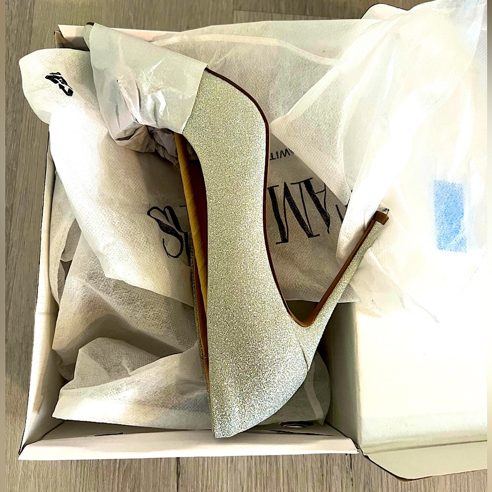 DREAMPAIRS Women’s Size 9.5 Glitter silver closed toe pumps. BRAND NEW!